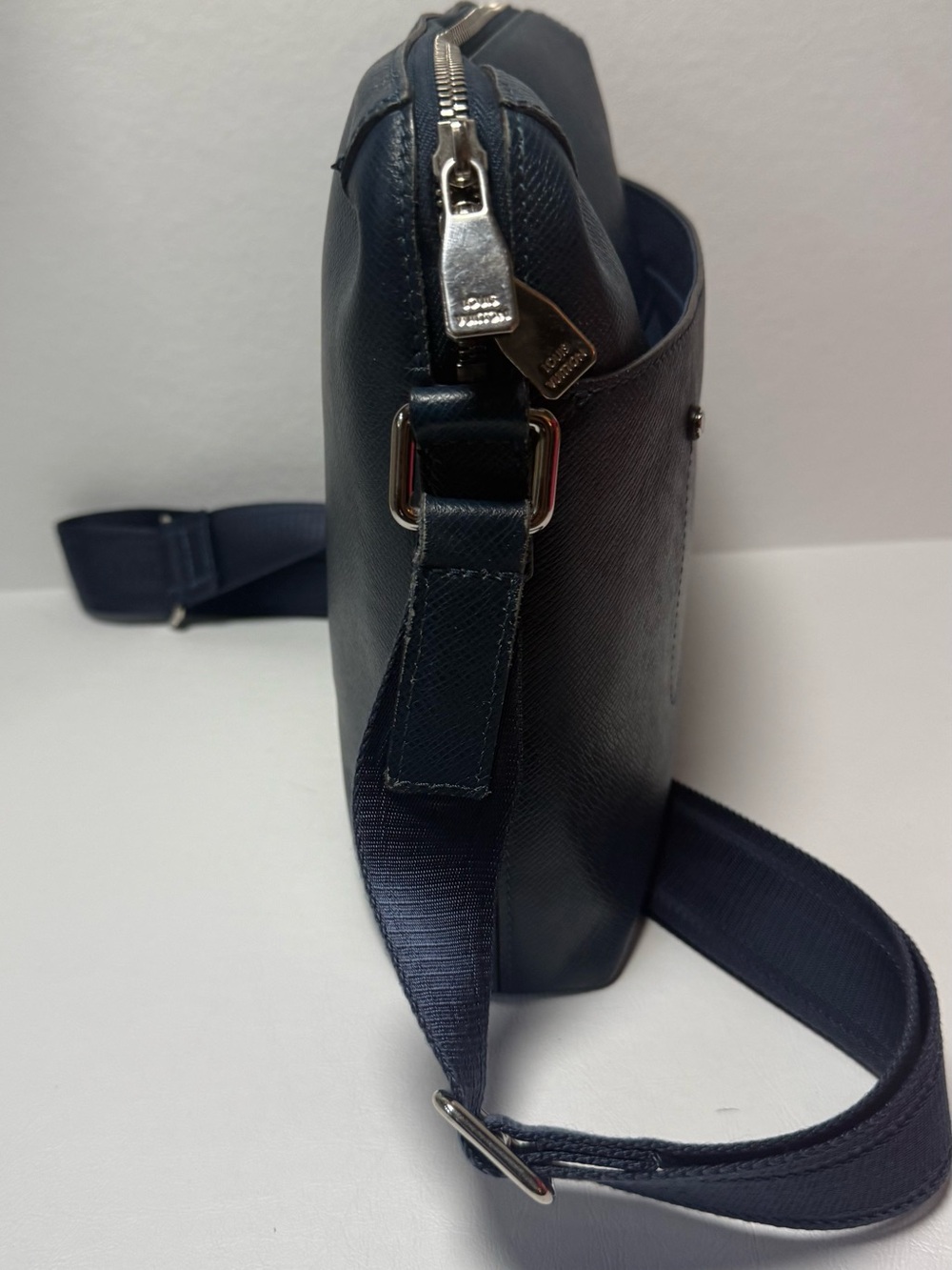 Louis Vuitton 2015 Navy Taiga Grigori Unisex Messenger Crossbody Bag - Picture 4 of 8